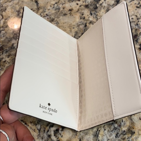KATE SPADE | PASSPORT HOLDER - Picture 3 of 6